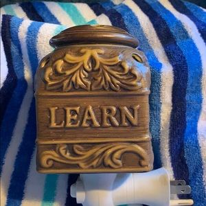 Candle warmer plug-in says live love laugh on it